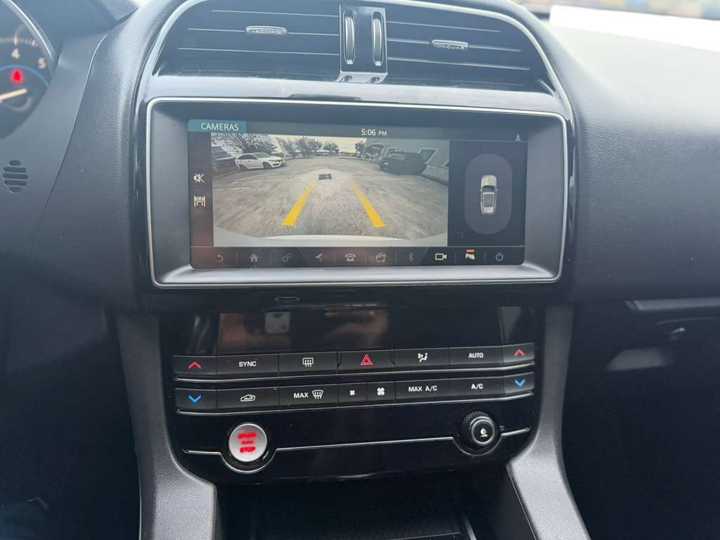 Photo 19 of this JAGUAR F-PACE