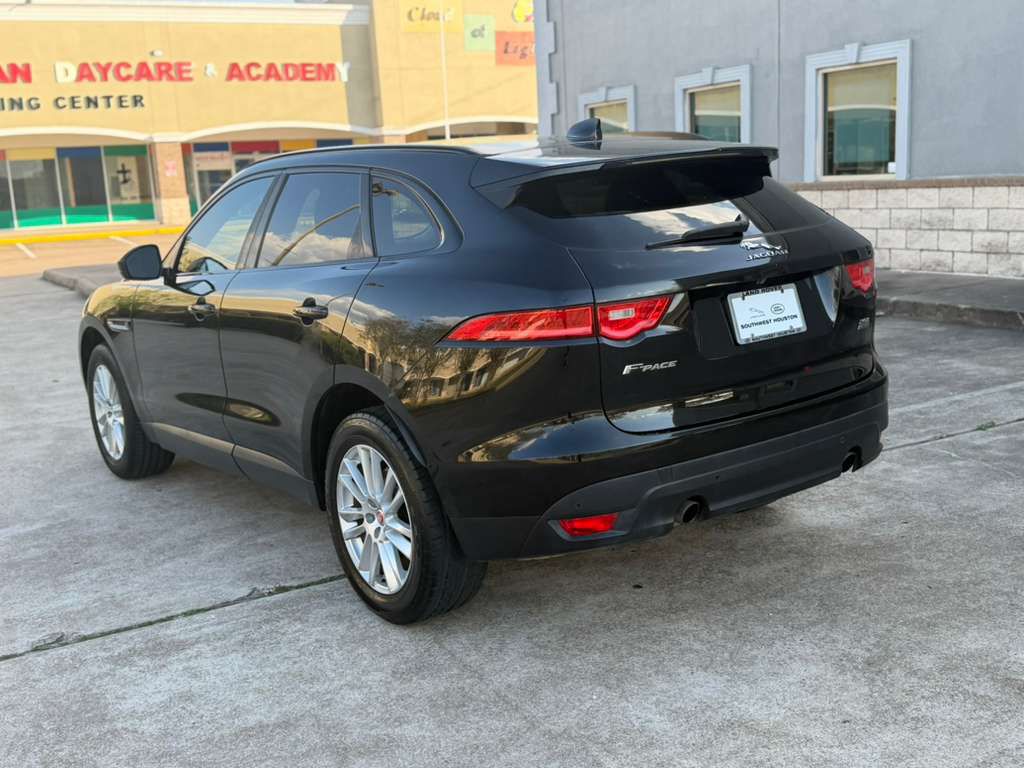 Photo 4 of this JAGUAR F-PACE