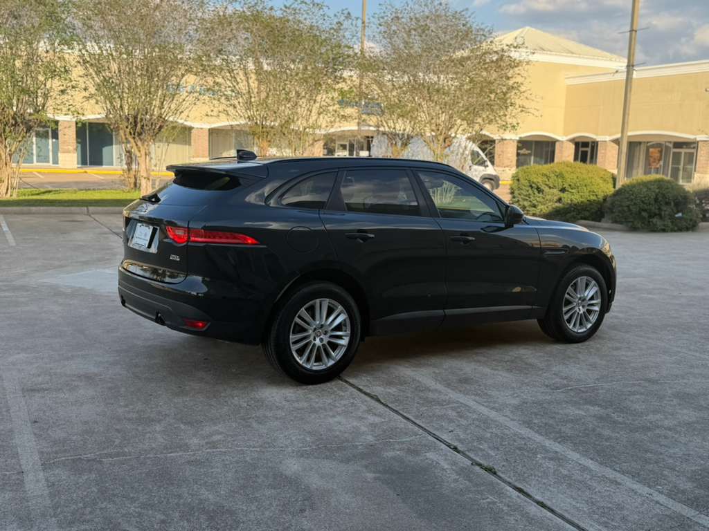 Photo 5 of this JAGUAR F-PACE
