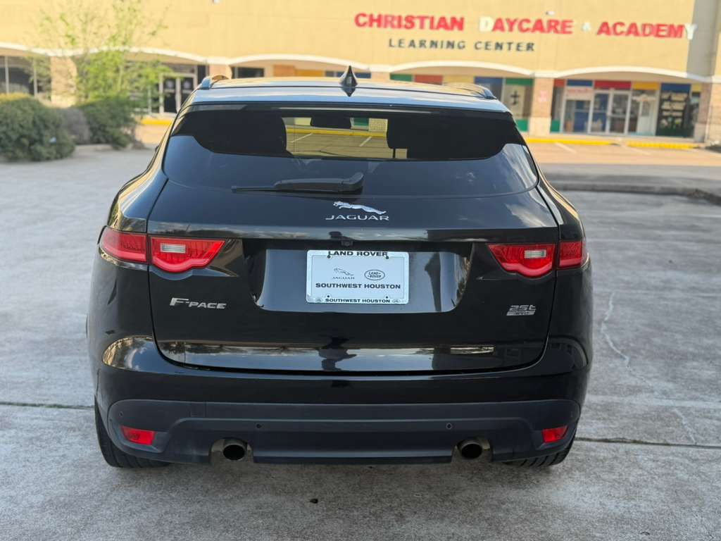 Photo 7 of this JAGUAR F-PACE