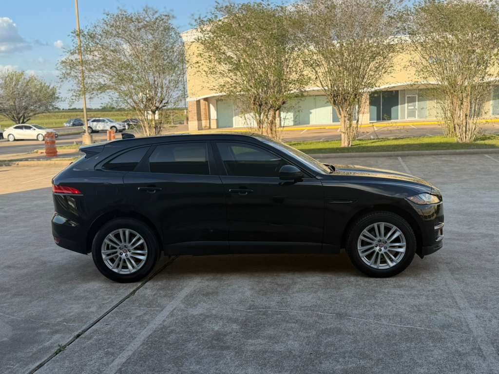 Photo 8 of this JAGUAR F-PACE