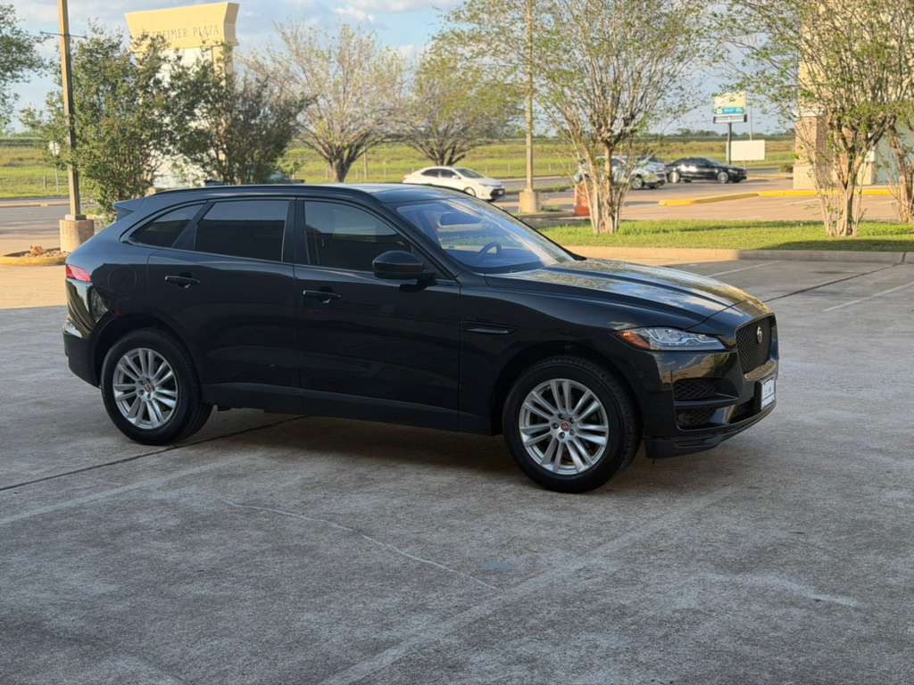 Photo 9 of this JAGUAR F-PACE