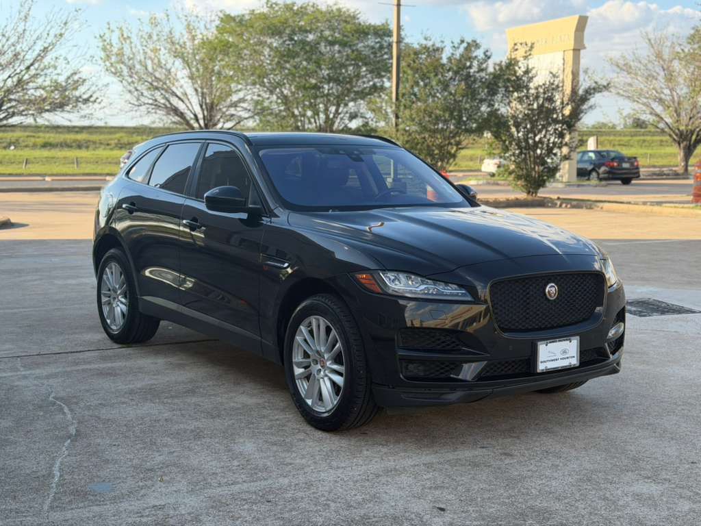 Photo 2 of this JAGUAR F-PACE