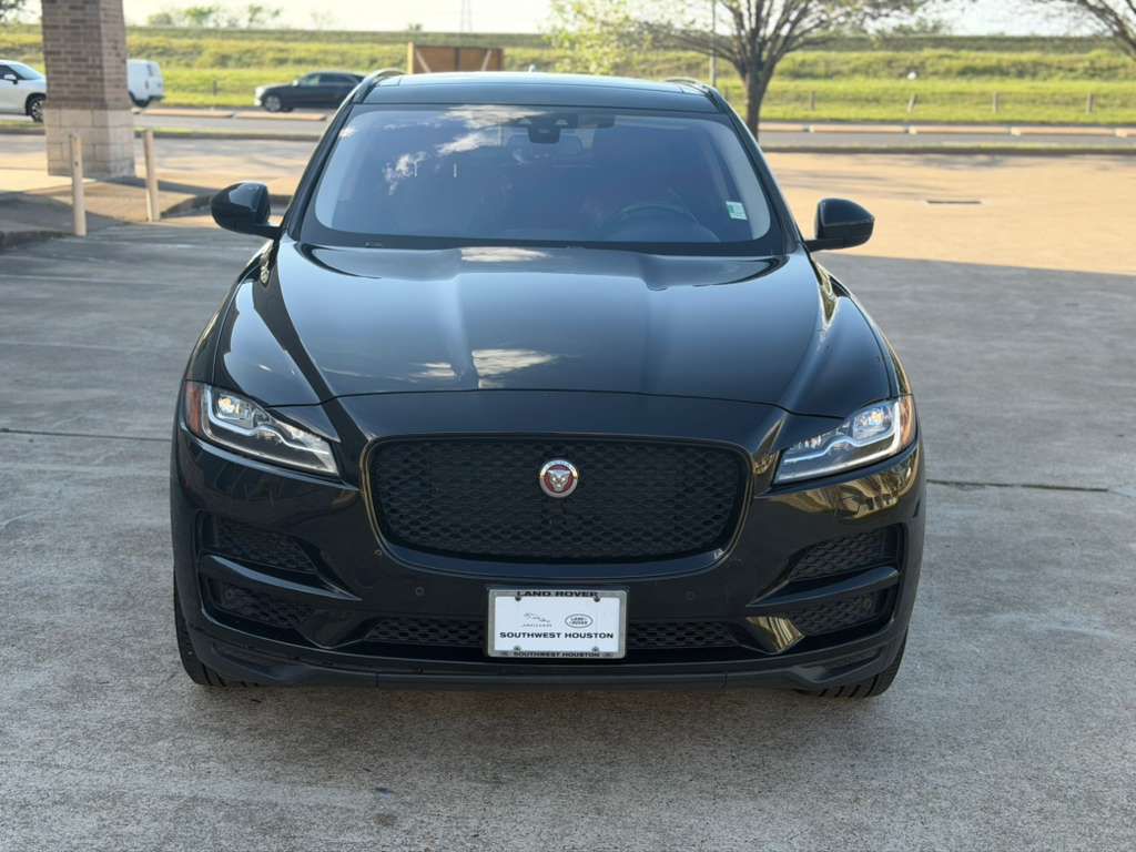 Photo 3 of this JAGUAR F-PACE