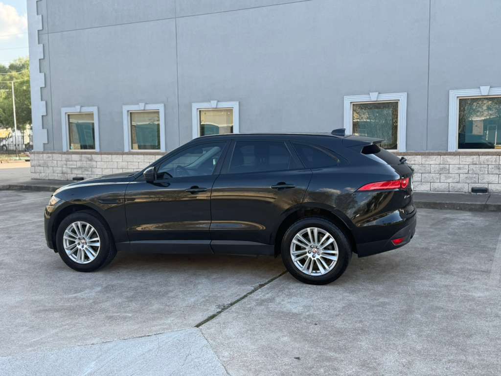 Photo 10 of this JAGUAR F-PACE