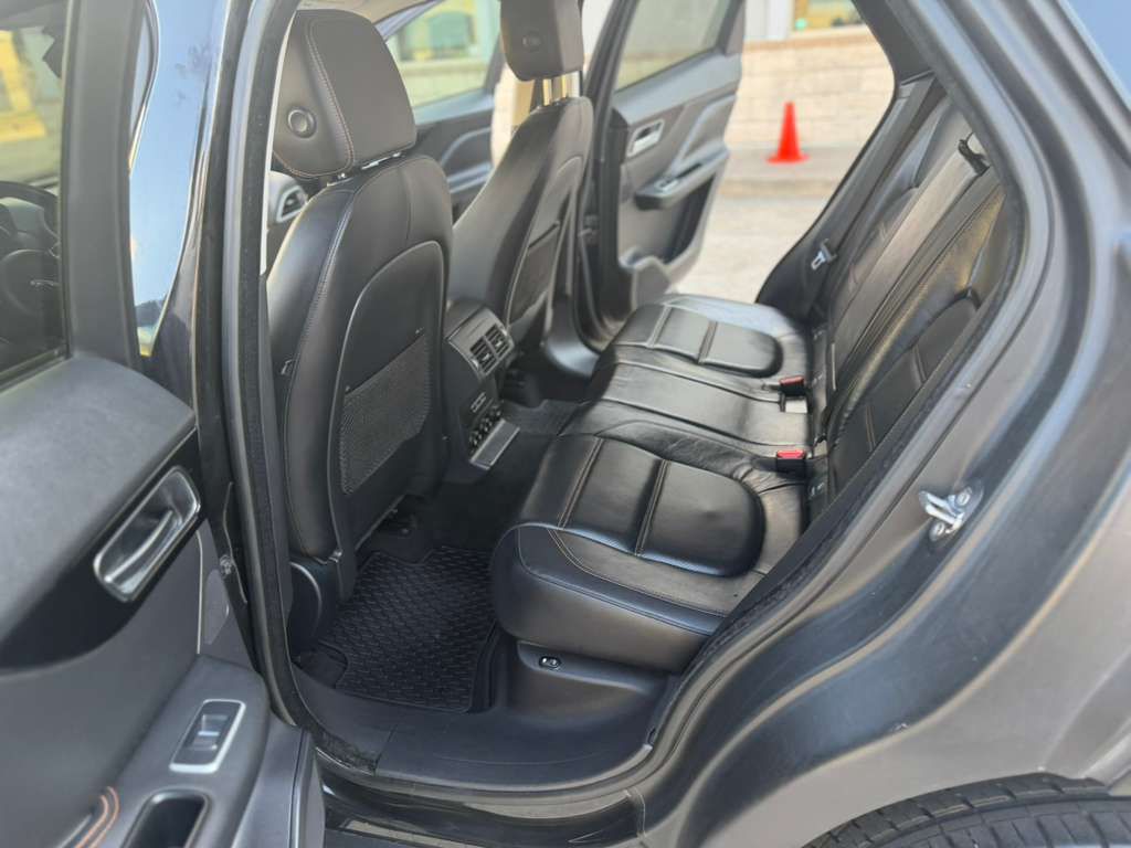 Photo 13 of this JAGUAR F-PACE
