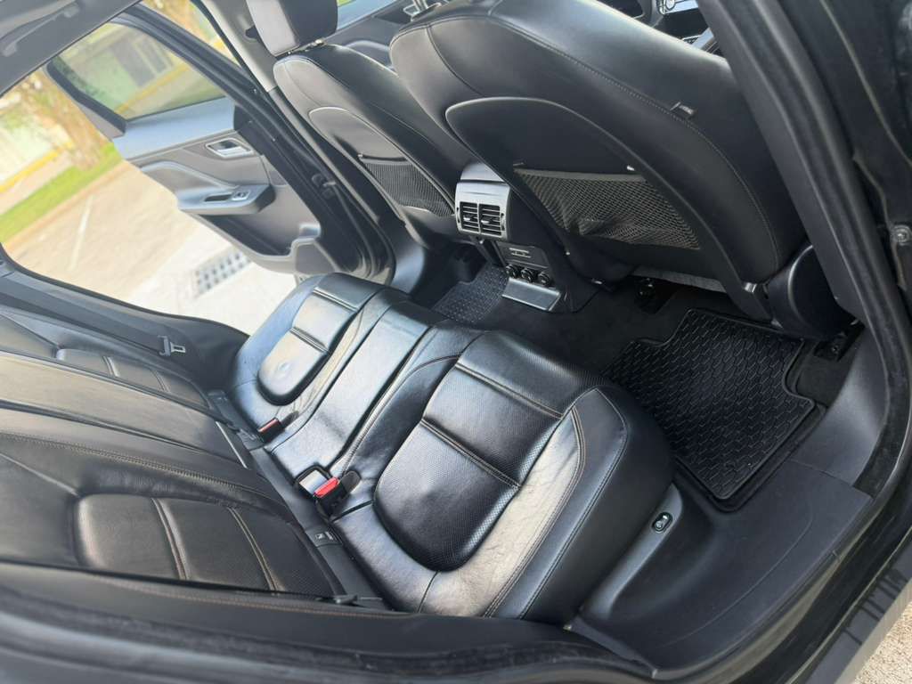 Photo 14 of this JAGUAR F-PACE