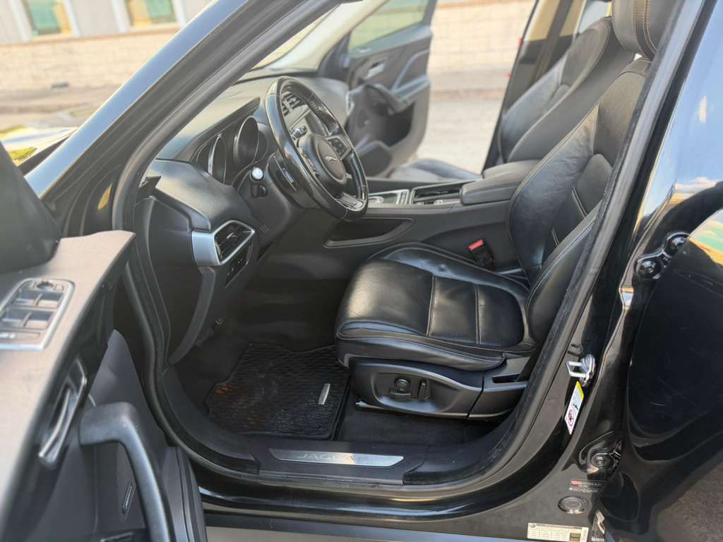 Photo 12 of this JAGUAR F-PACE