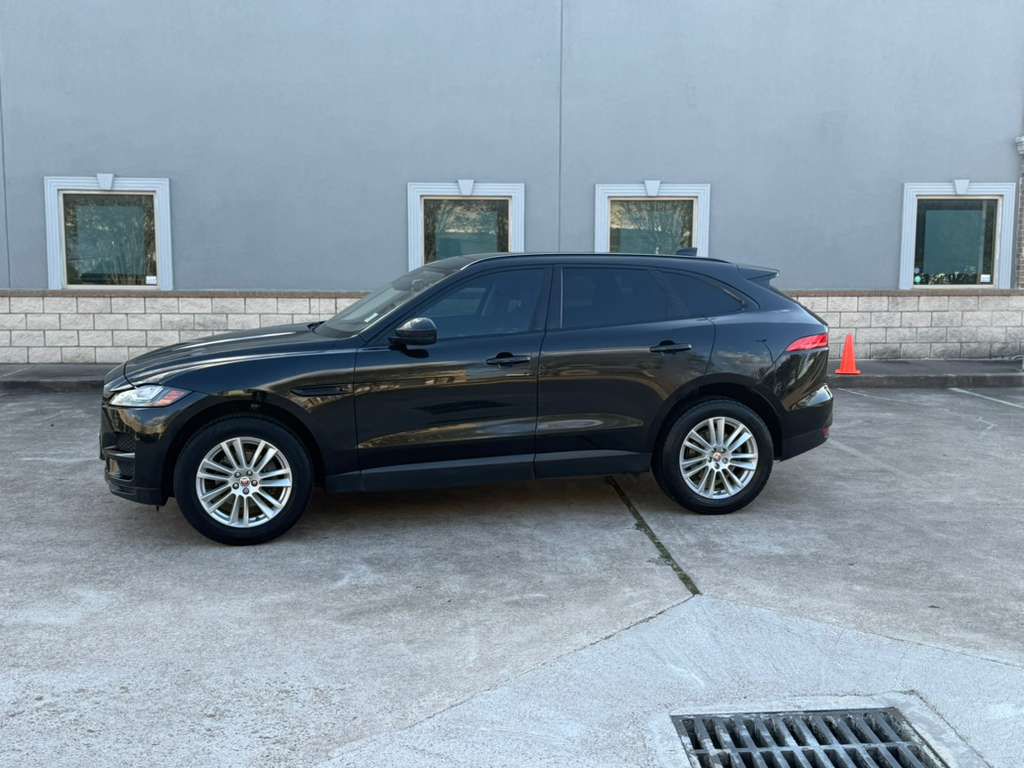 Photo 11 of this JAGUAR F-PACE