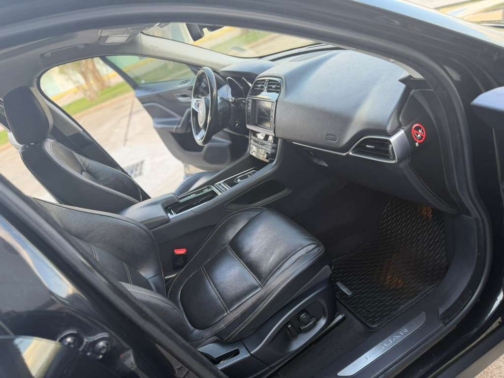 Photo 15 of this JAGUAR F-PACE