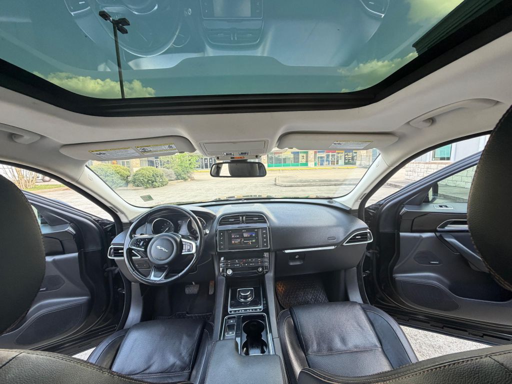 Photo 17 of this JAGUAR F-PACE