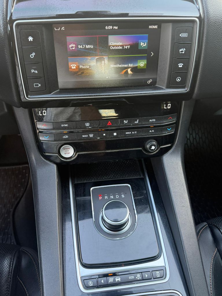 Photo 21 of this JAGUAR F-PACE