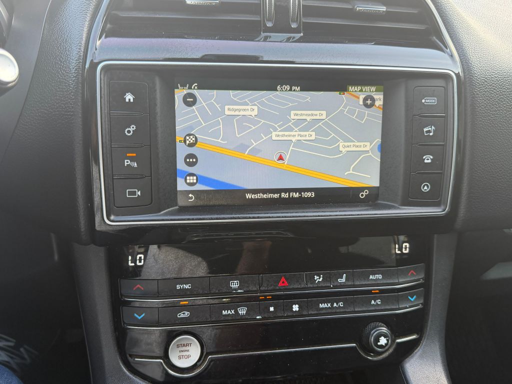 Photo 23 of this JAGUAR F-PACE