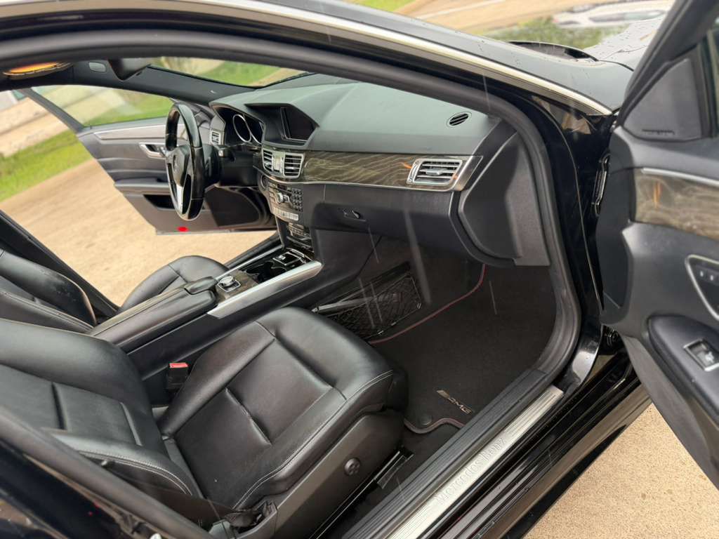 Photo 12 of this MERCEDES-BENZ E-CLASS