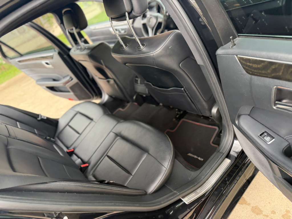 Photo 11 of this MERCEDES-BENZ E-CLASS
