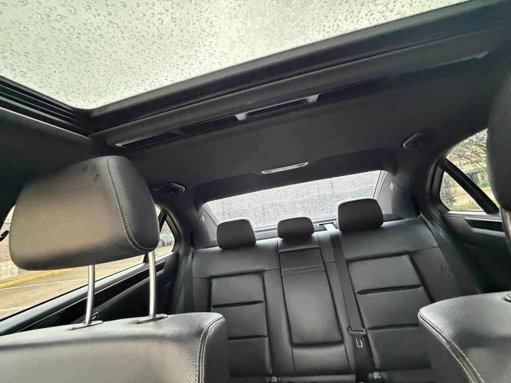 Photo 18 of this MERCEDES-BENZ E-CLASS