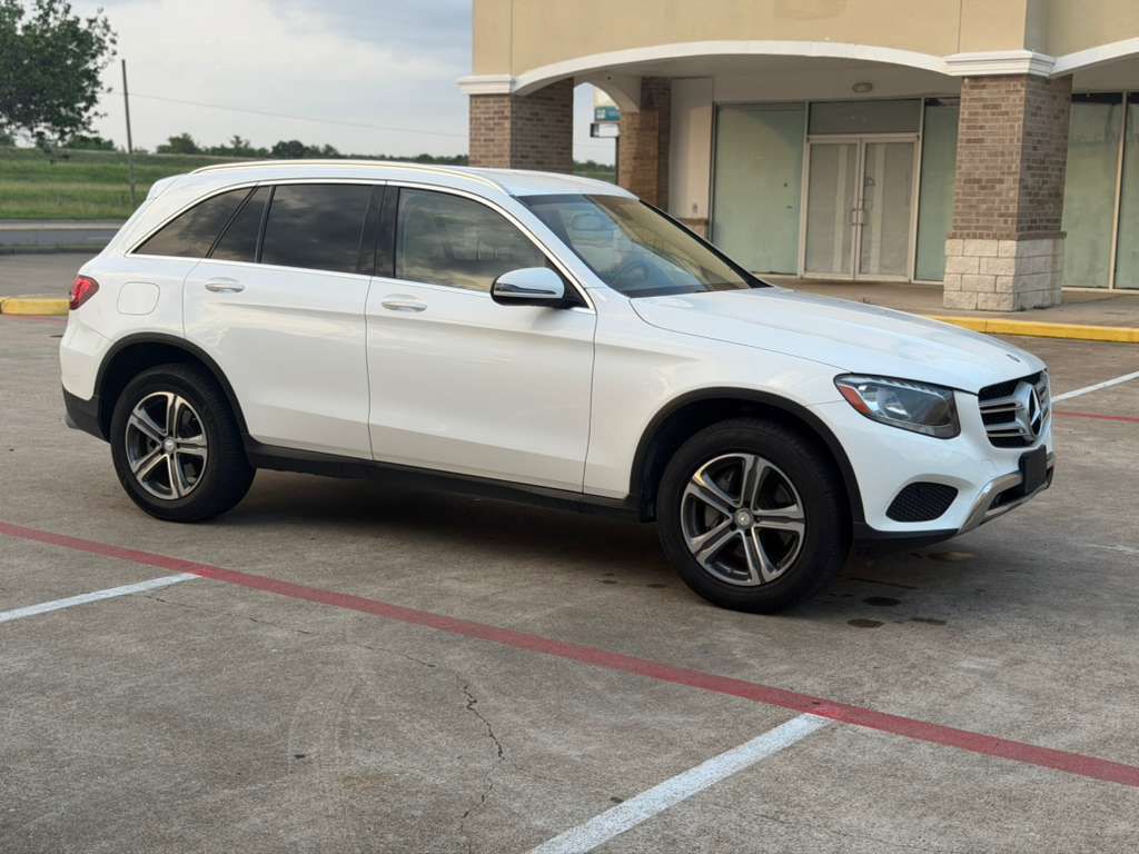 Photo 2 of this MERCEDES-BENZ GLC