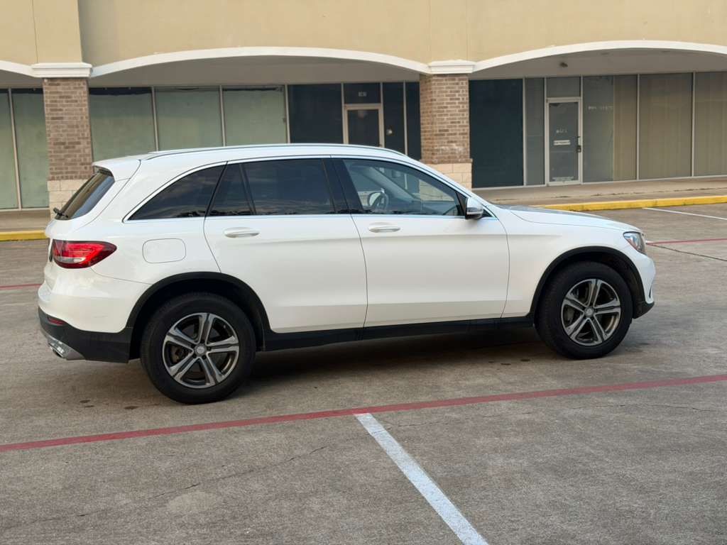 Photo 3 of this MERCEDES-BENZ GLC