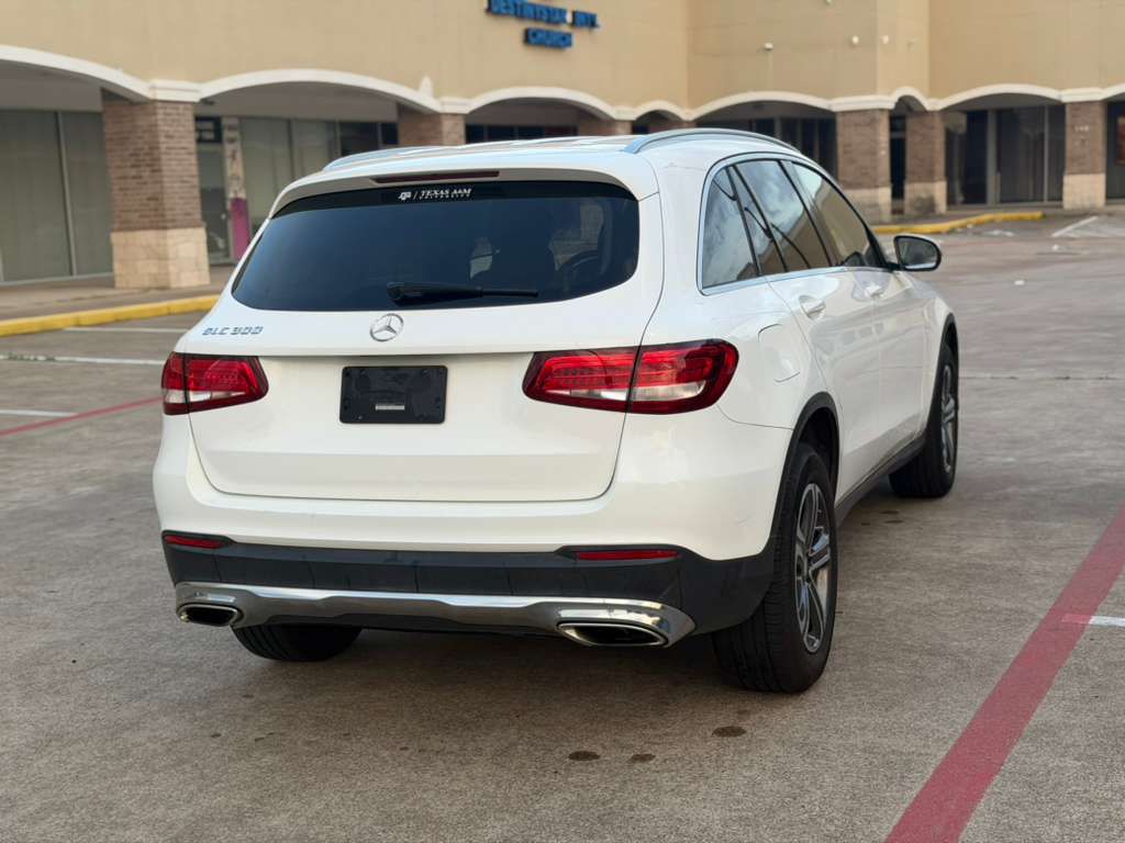 Photo 6 of this MERCEDES-BENZ GLC