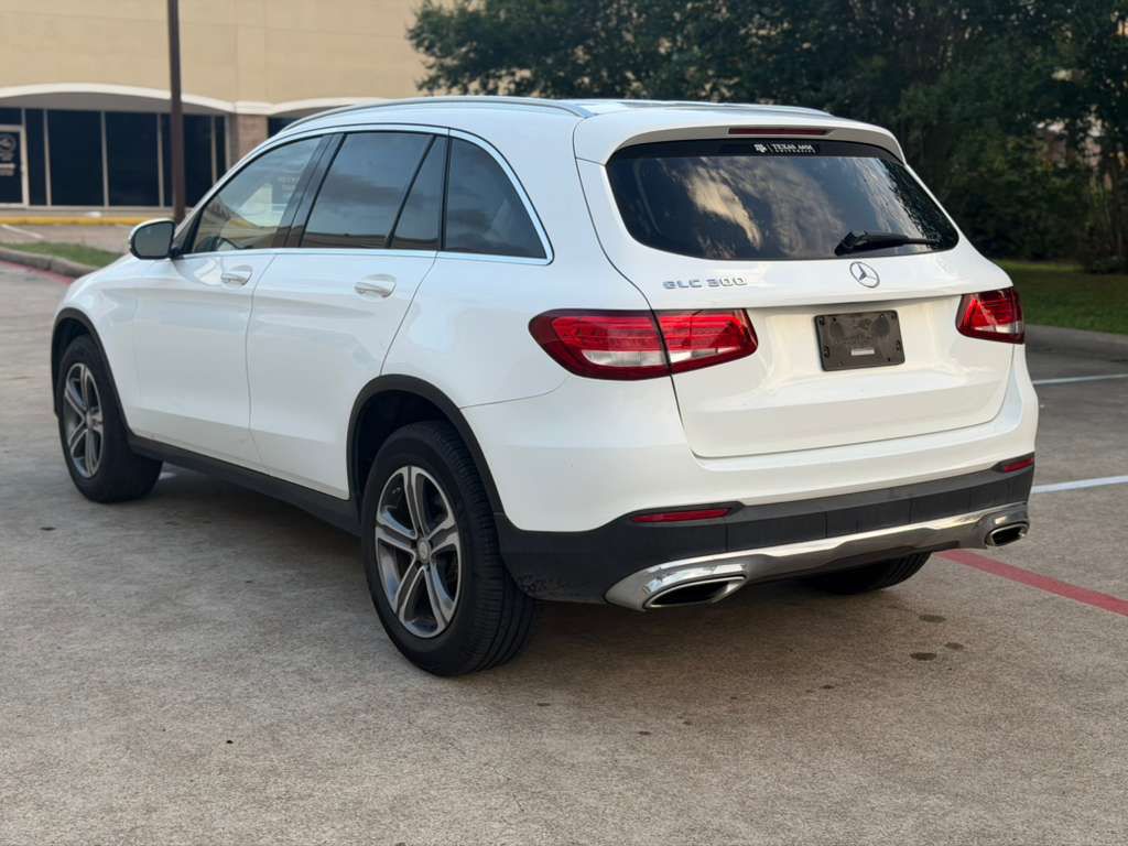 Photo 10 of this MERCEDES-BENZ GLC