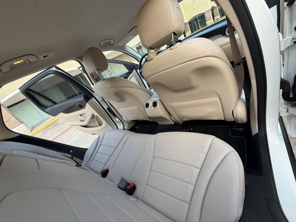 Photo 12 of this MERCEDES-BENZ GLC