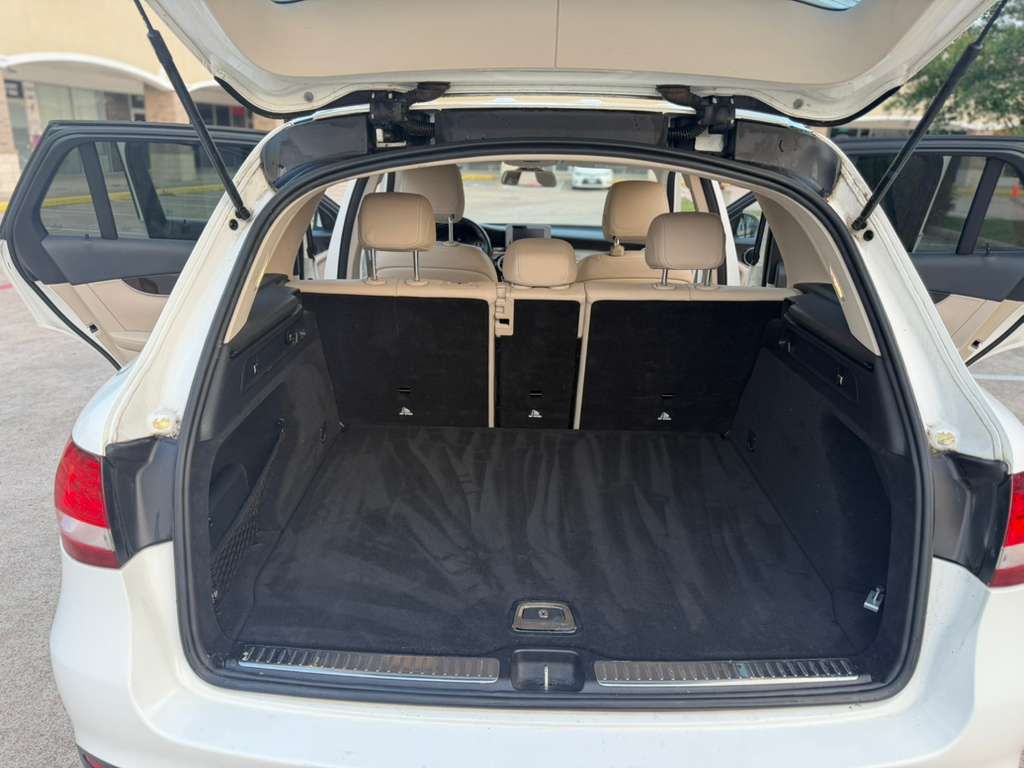 Photo 13 of this MERCEDES-BENZ GLC