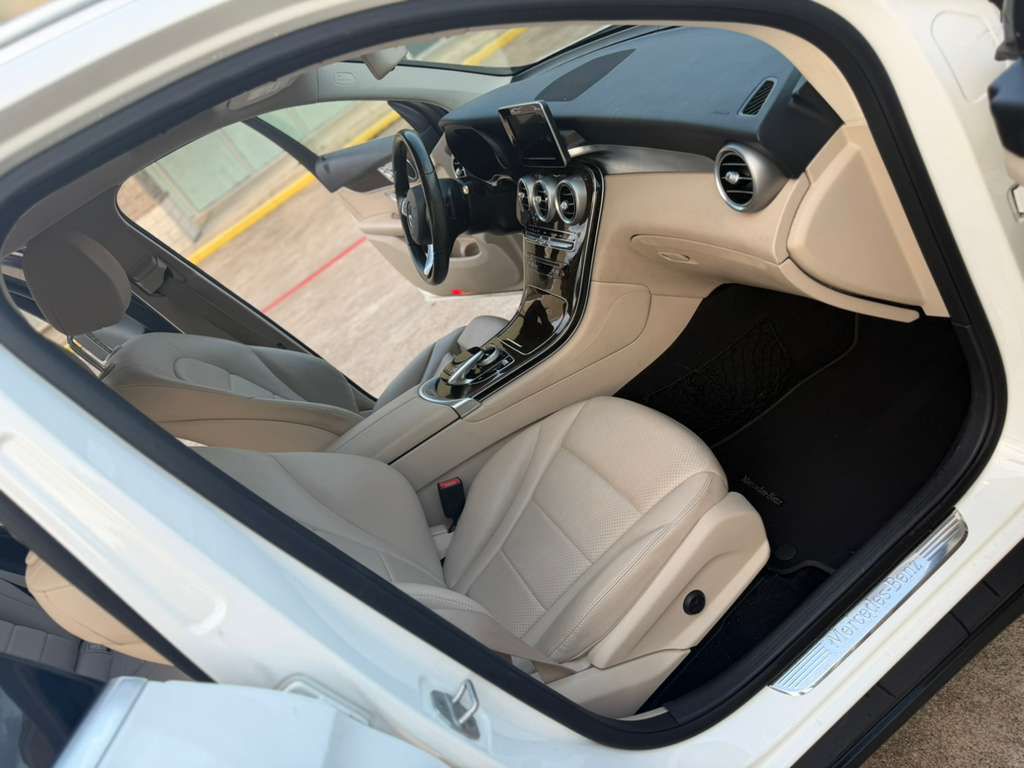 Photo 15 of this MERCEDES-BENZ GLC