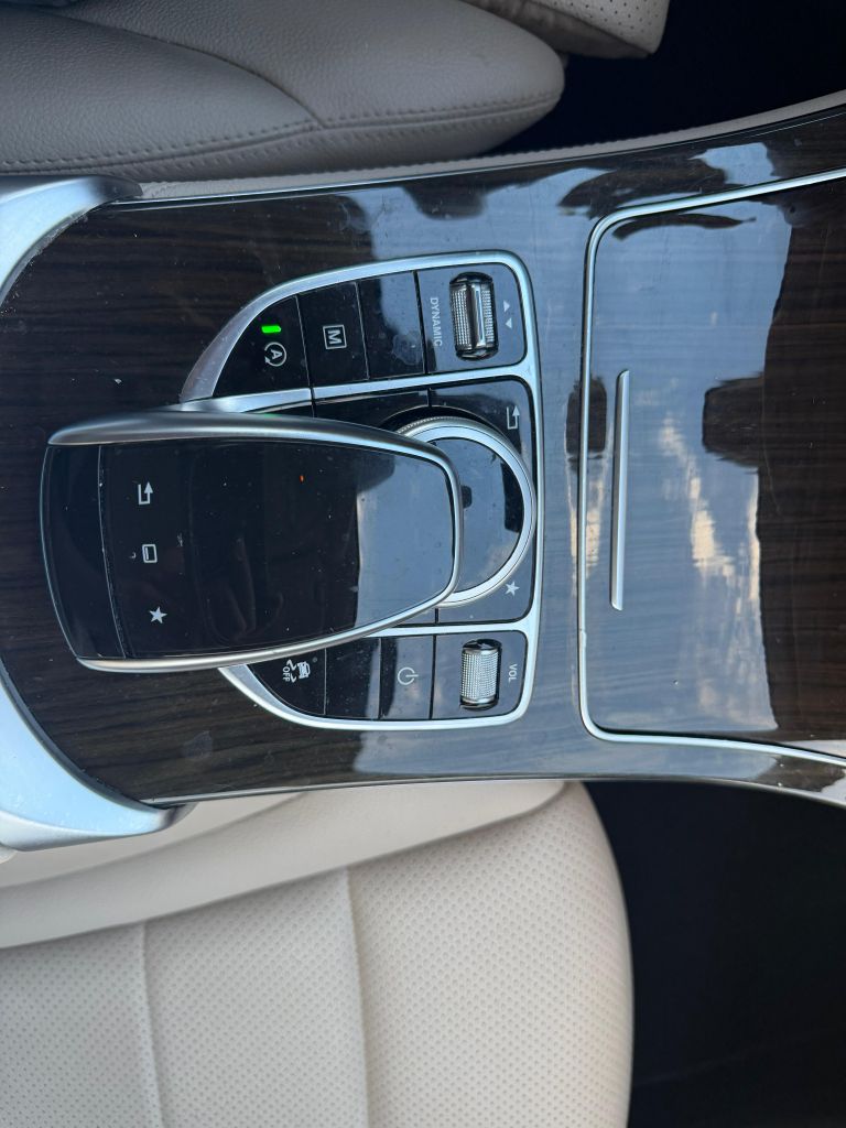 Photo 17 of this MERCEDES-BENZ GLC