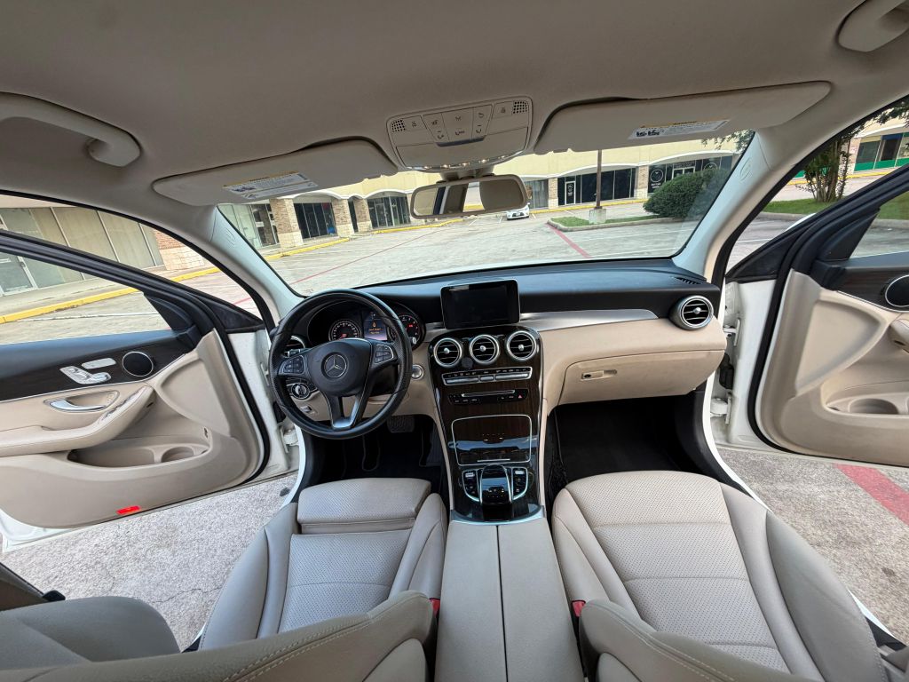 Photo 18 of this MERCEDES-BENZ GLC