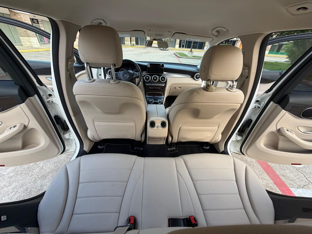 Photo 19 of this MERCEDES-BENZ GLC