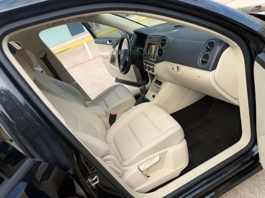 Photo 12 of this VOLKSWAGEN TIGUAN