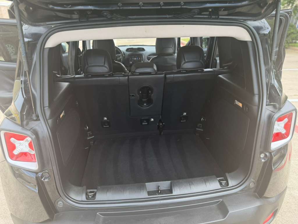 Photo 13 of this JEEP RENEGADE
