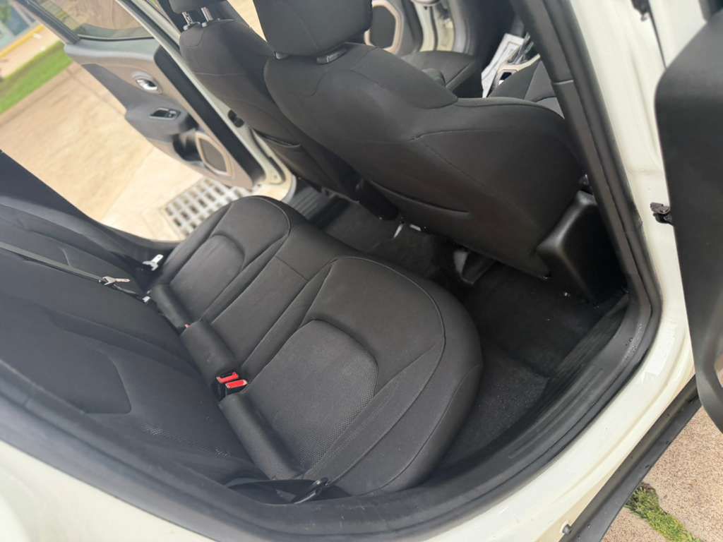 Photo 10 of this JEEP RENEGADE