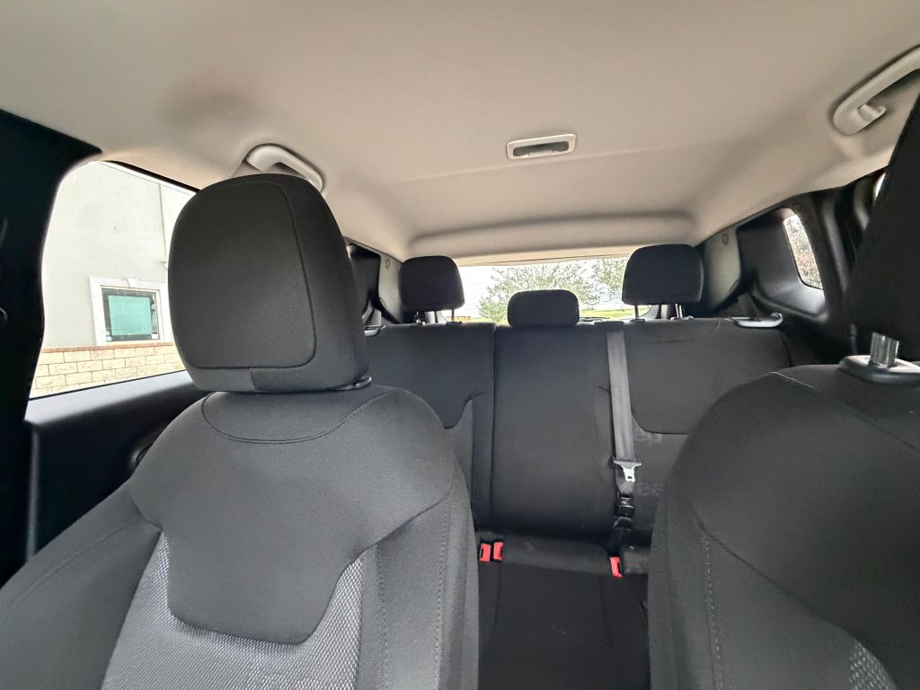 Photo 20 of this JEEP RENEGADE