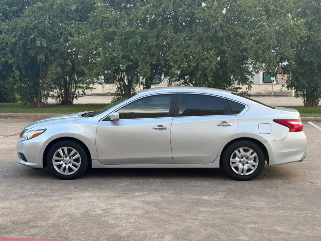 Photo 10 of this NISSAN ALTIMA