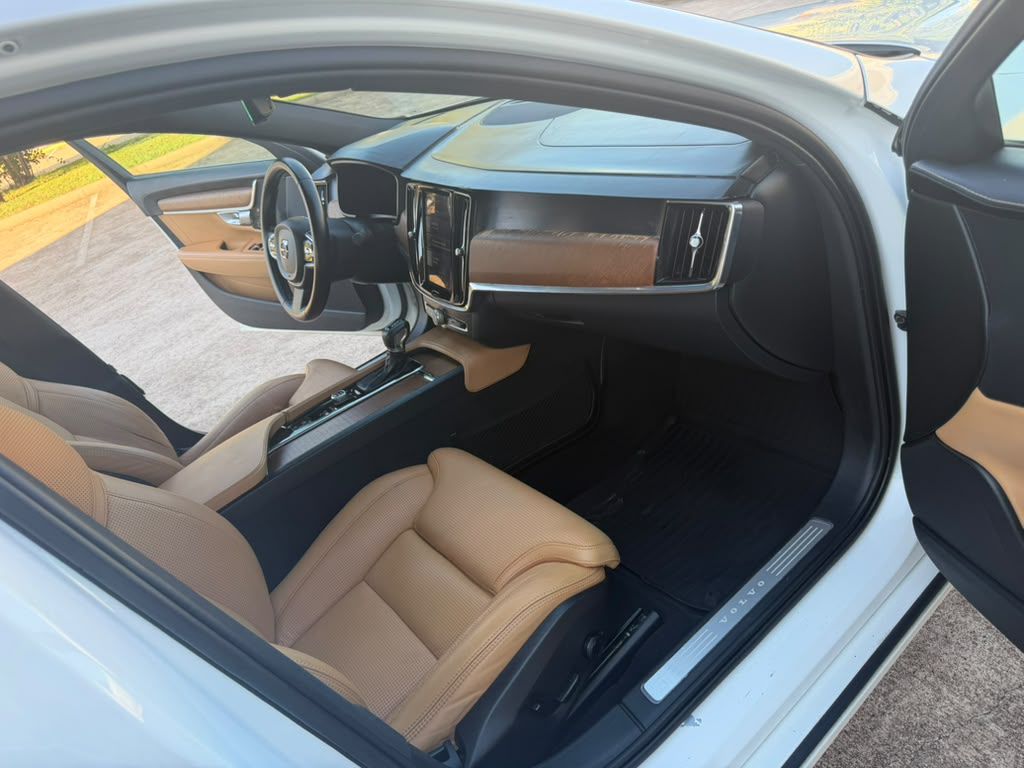 Photo 12 of this VOLVO S90