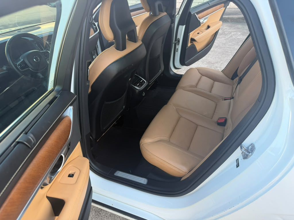 Photo 14 of this VOLVO S90