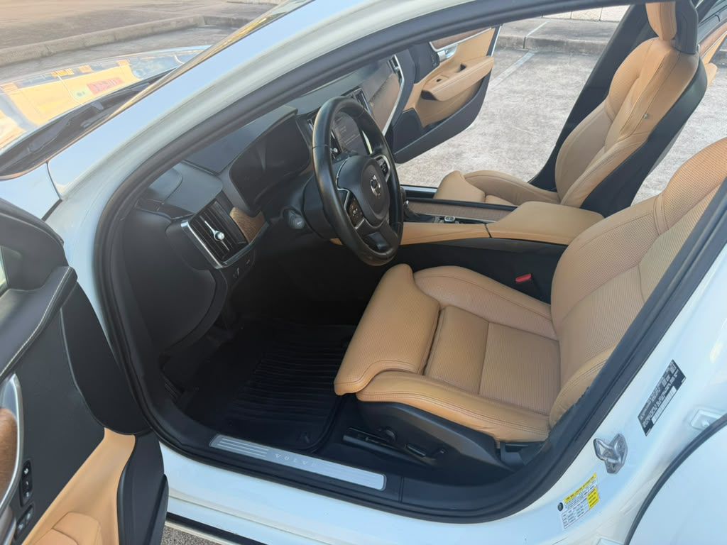 Photo 15 of this VOLVO S90
