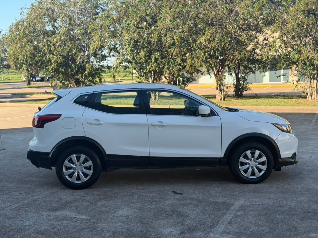 Photo 4 of this NISSAN ROGUE SPORT