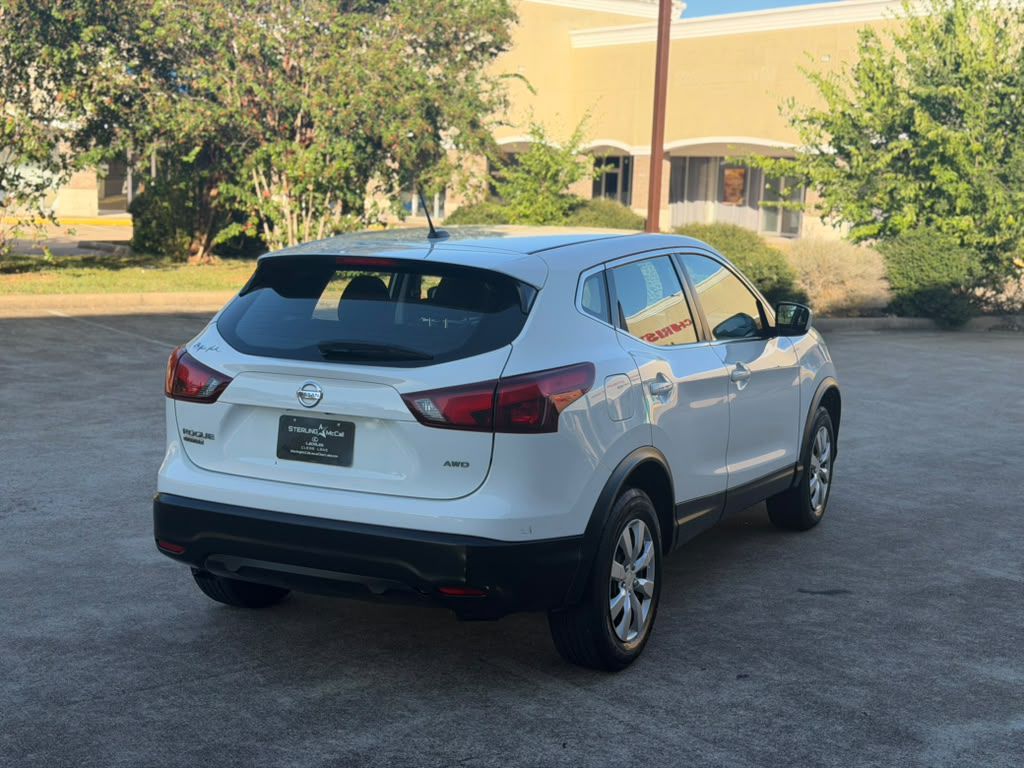 Photo 8 of this NISSAN ROGUE SPORT