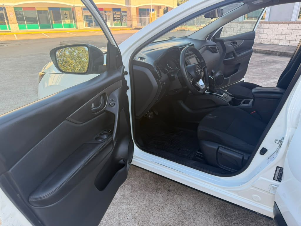 Photo 10 of this NISSAN ROGUE SPORT