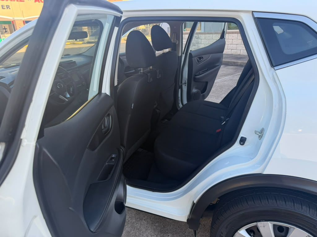 Photo 11 of this NISSAN ROGUE SPORT