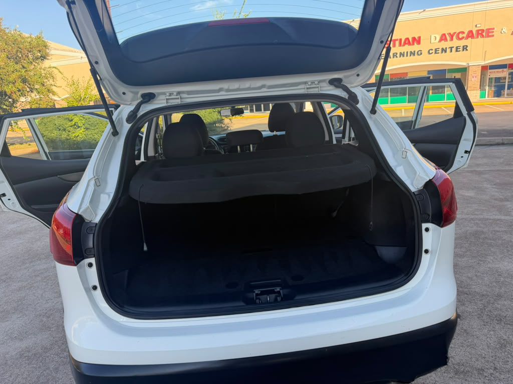 Photo 12 of this NISSAN ROGUE SPORT