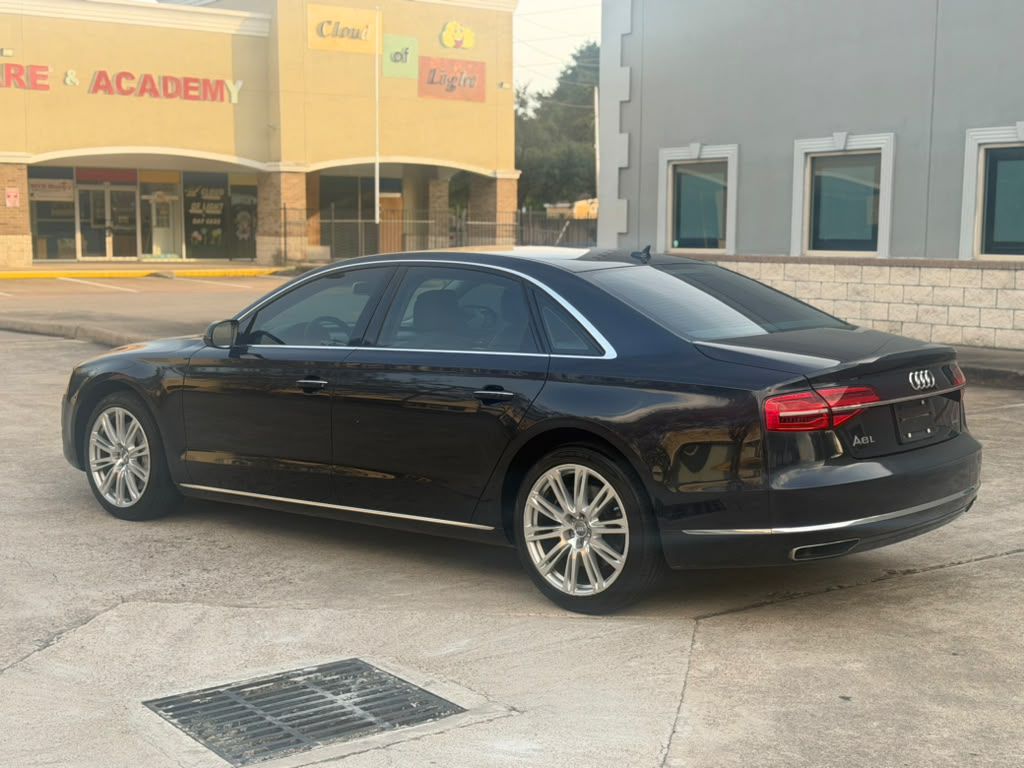 Photo 2 of this AUDI A8