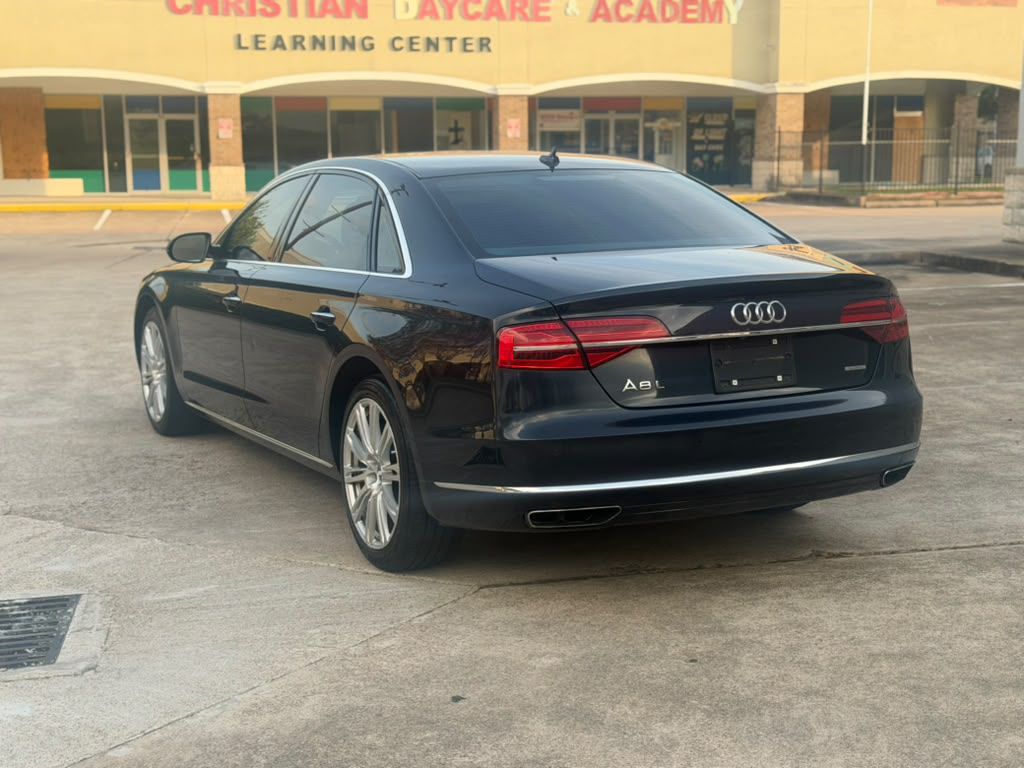 Photo 3 of this AUDI A8