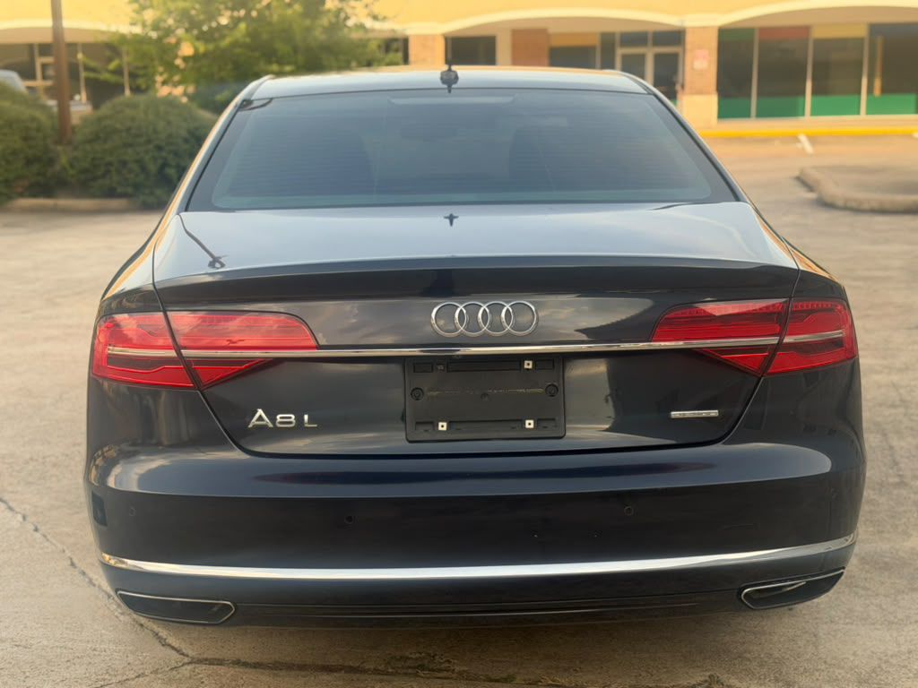 Photo 4 of this AUDI A8