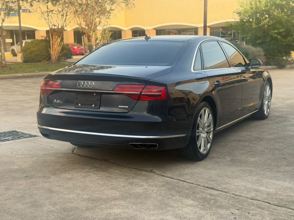 Photo 5 of this AUDI A8