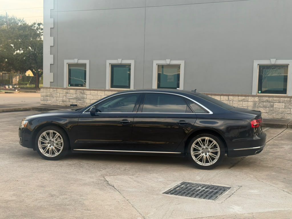 Photo 11 of this AUDI A8