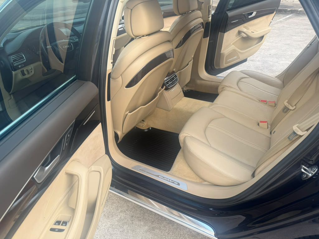 Photo 13 of this AUDI A8