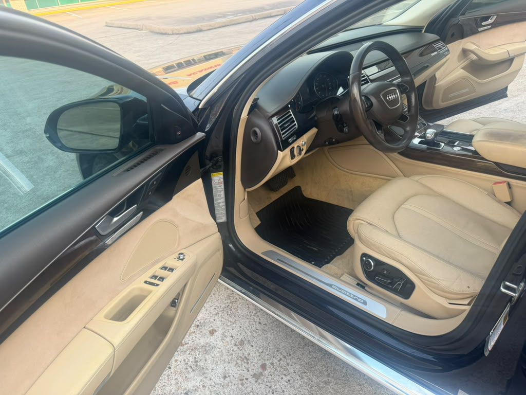 Photo 14 of this AUDI A8
